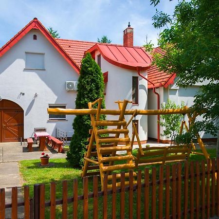 Апартаменты Huszar Vendeghaz Эрвеньеш Экстерьер фото