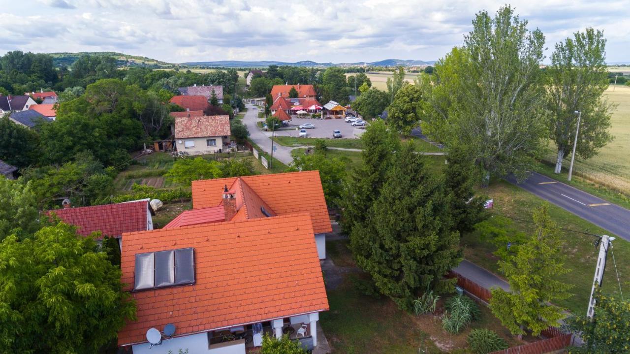 Апартаменты Huszar Vendeghaz Эрвеньеш Экстерьер фото