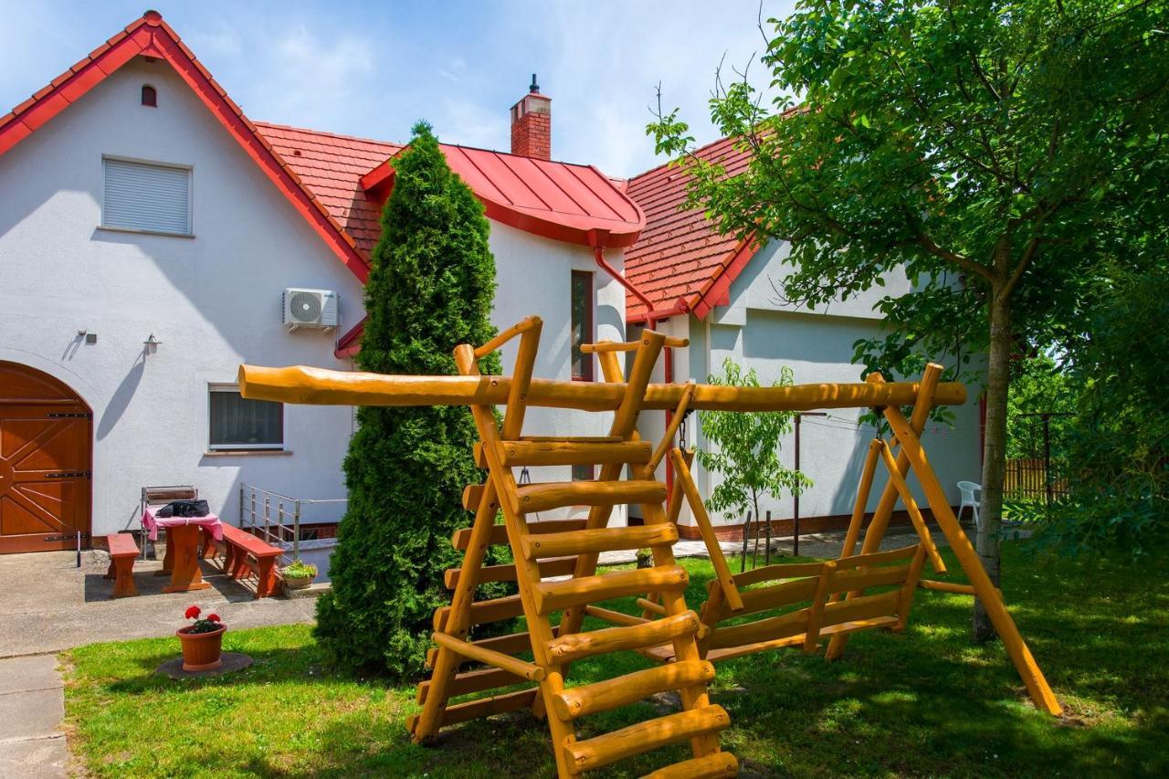 Апартаменты Huszar Vendeghaz Эрвеньеш Экстерьер фото